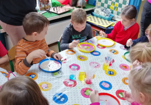 Dzieci tworzą kosmiczne wzory za pomocą kolorowych barwników, oleju i mleka